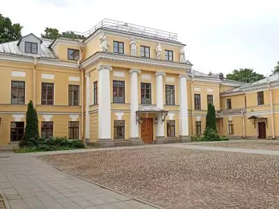 Интерьерная экскурсия в дворец графов Бобринских