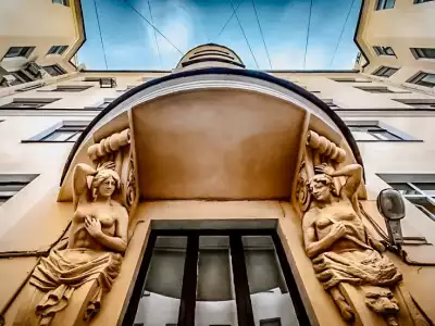 Пешеходная экскурсия "Парадные и дворы Васильевского острова"